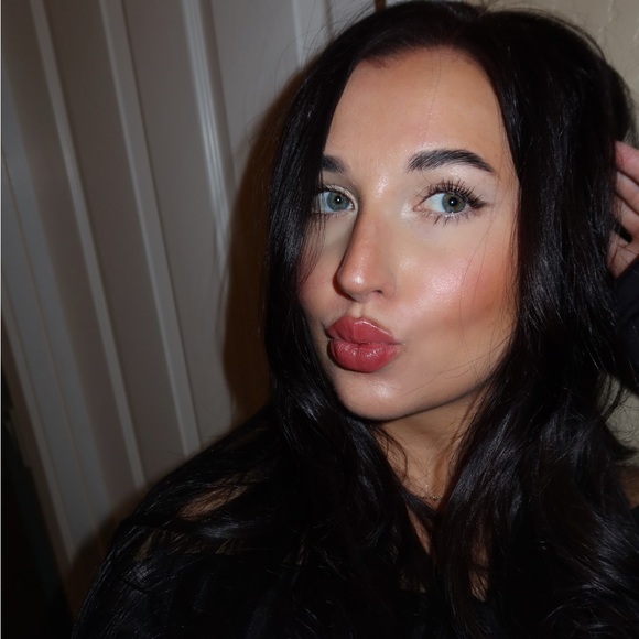 Meet your posher!!❤️💋🍒 - Picture 3 of 4